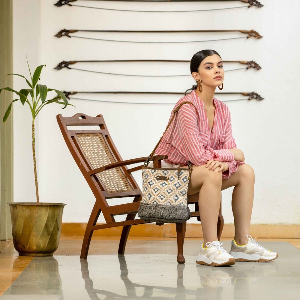 Myra Bag Handmade Everlasting Shoulder Bag Upcycled Canvas & Cowhide Lea… - Picture 6 of 6